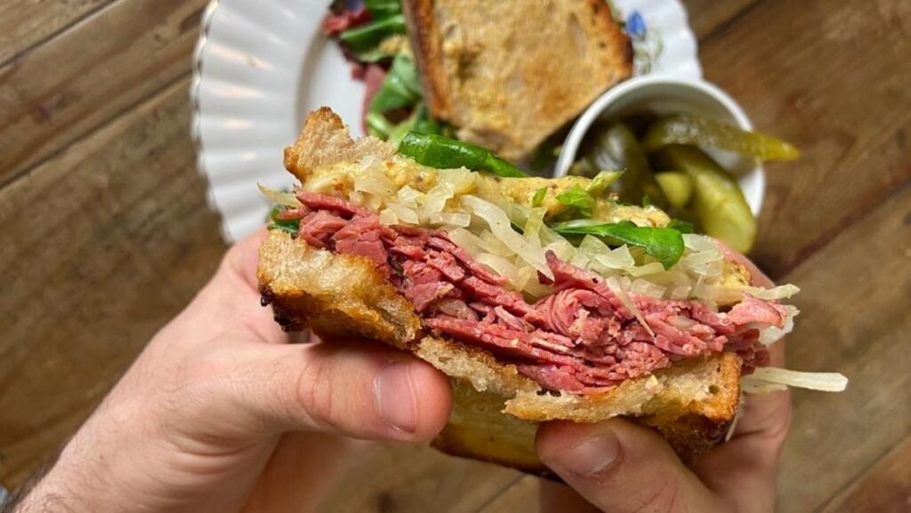 sándwich de pastrami en pan de centeno